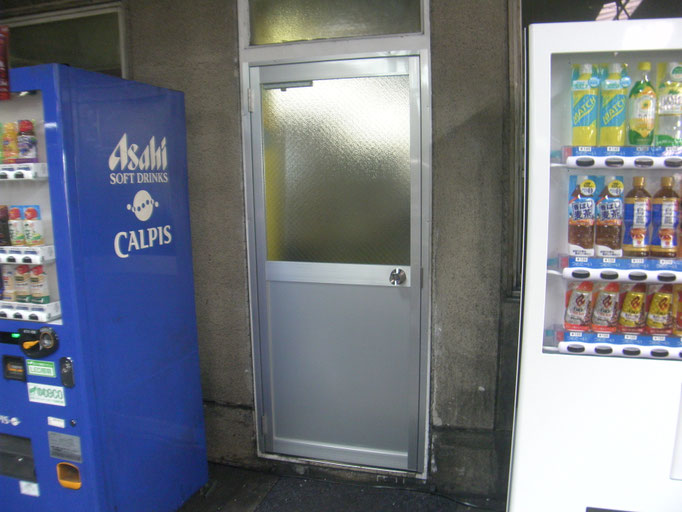 アルミ製ドア改修工事の工事写真