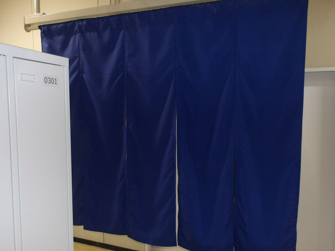 更衣室目隠し暖簾工事：工事写真