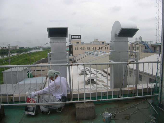 壁抜きダクト塗替工事の工事写真