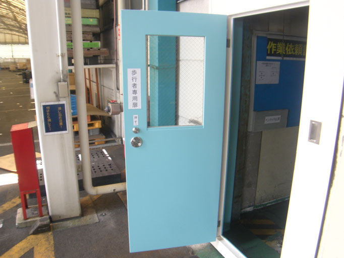 鋼製開き袖扉改修工事の工事写真