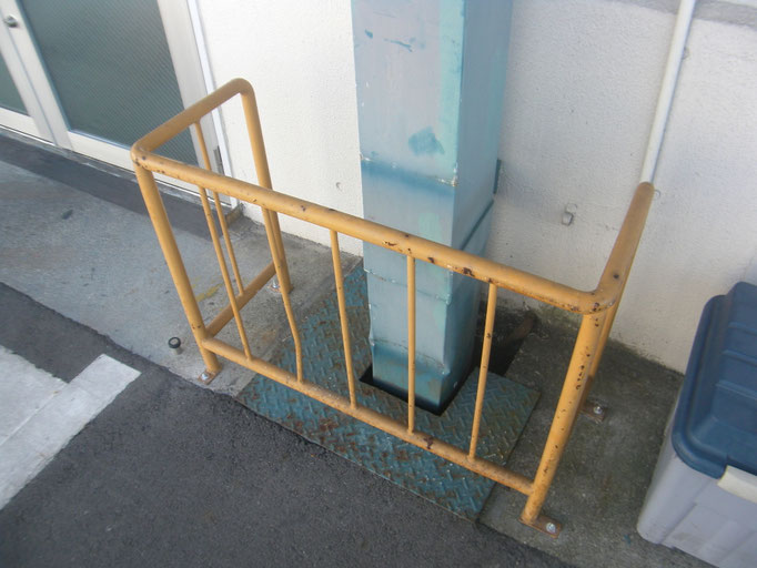 両開きアルミ扉改修工事の工事写真