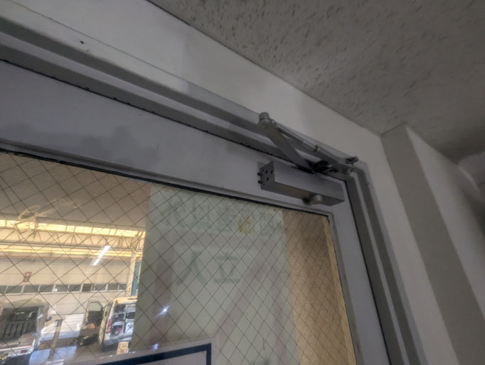 丁番仕様鉄扉取替工事の工事写真