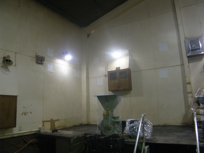 壁用点検口新設工事の工事写真