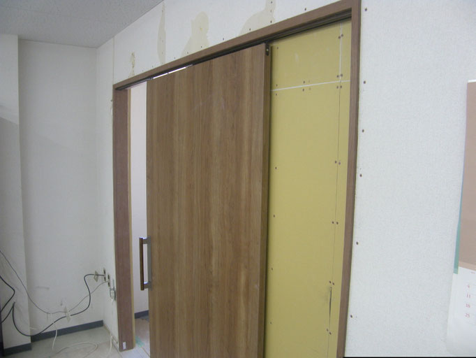 吊り引き戸新設工事の工事写真
