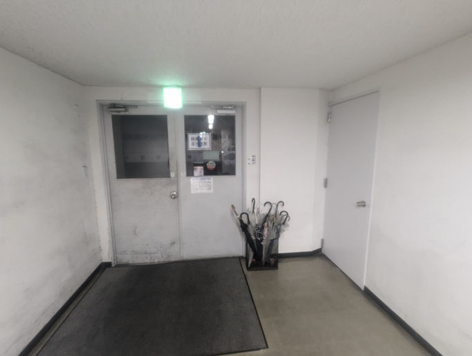 丁番仕様鉄扉取替工事の工事写真