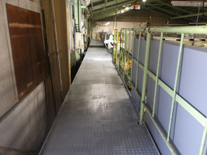 メンテ歩廊床改修工事：工事写真