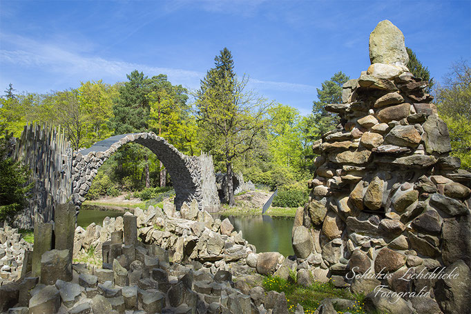 Rakotzbrücke hinter Felsen