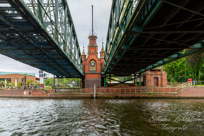 Unter der Hubbrücke