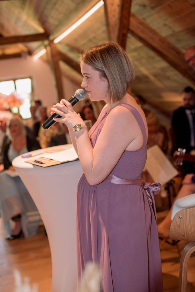 mit kleinem Babybauch als Freie Rednerin voll Freude im Einsatz - 2023 - Location: Pöppinger Gut in Oberösterreich Fotos: privat