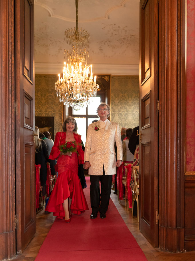 der Auszug des Hochzeitspaares - 2023 - Location: Schloss Eckartsau - Fotograf: Alex Altmann
