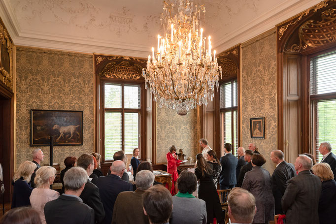 wetterbedingt findet die Zeremonie im wunderschönen grauen Salon im Schloss Eckartsau statt - 2023 - Fotograf: Alex Altmann