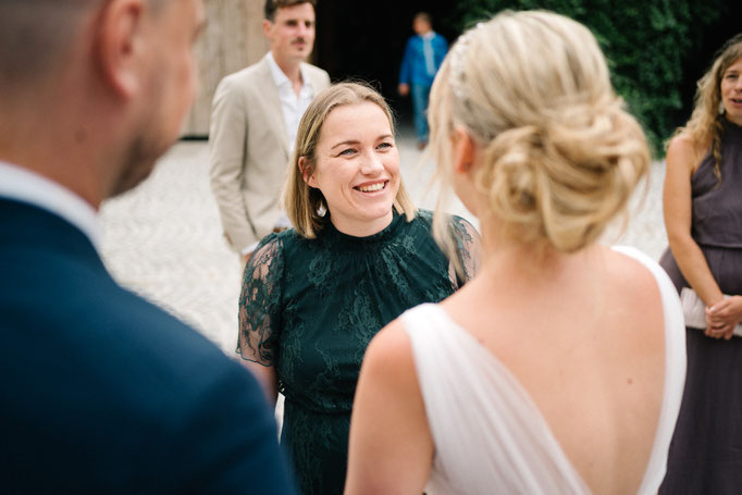 natürlich gratuliere ich dem Hochzeitspaar nach der Freien Trauung - 2023 - Location: Oberbauergut in Oberösterreich - Fotograf: Biemann Christian