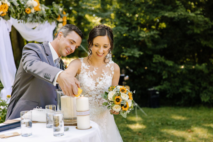 entzünden der Hochzeitskerze während der Zeremonie - Fotografin: Julia Sonnleitner von www.juliasonnleitner.com