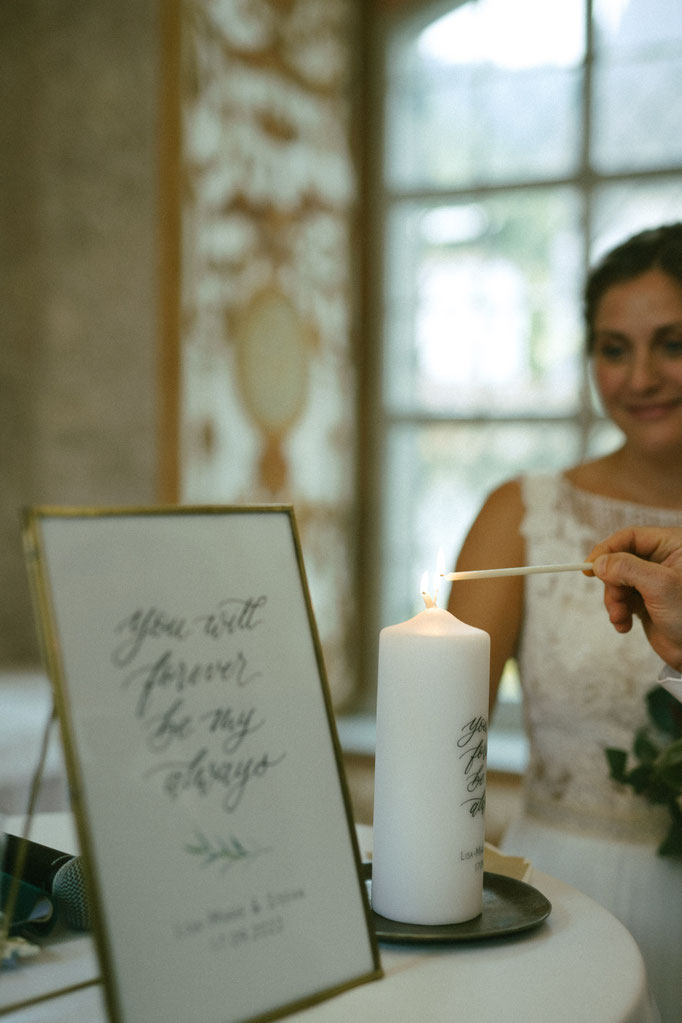 die Traukerze wird vom Hochzeitspaar entzunden - 2022 - Fotografen: Sophie & Max von www.unkitschig.com