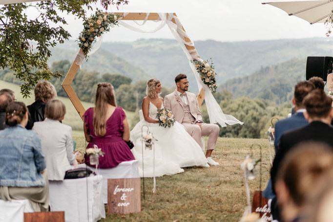 traumhafter Ausblick während der Zeremonie - Location: Schloß Altenhof in Hofkirchen im Mühlkreis - 2022 - Fotografin: Jana Scharinger