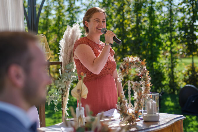 humorvoll und berührend ist meine Rede für das Hochzeitspaar - 2022 - Location: Oberbauergut in Leonding - Fotografin: Lisa Kristin Schrötter von www.lisa-kristin.com