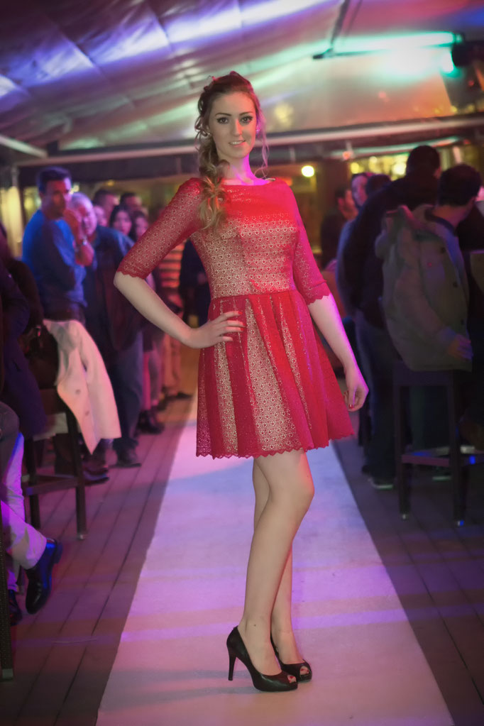 robe de cocktail courte rouge en dentelle