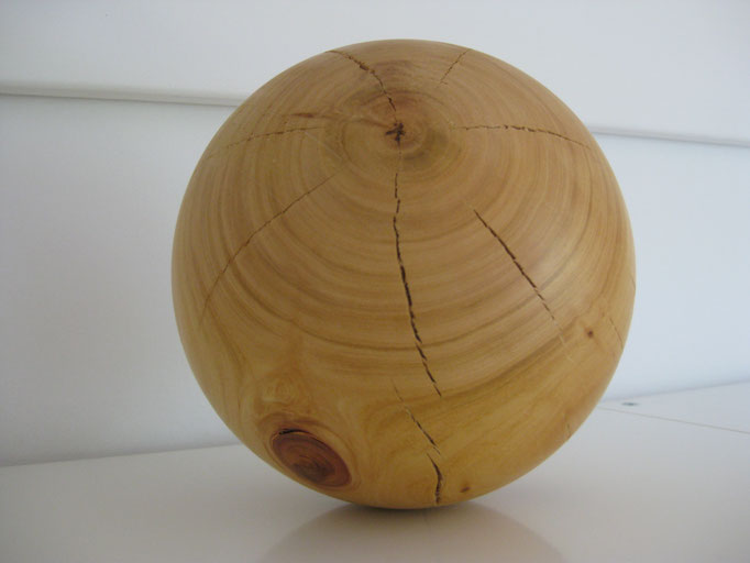 Kugel aus Kirschbaum, gewachst, Dm 18 cm