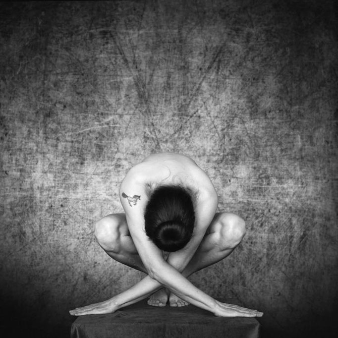 Manuela Deigert Mittelformat Nude schwarzweißes Selbstportrait in verbeugender Pose mit verkreuzten Armen