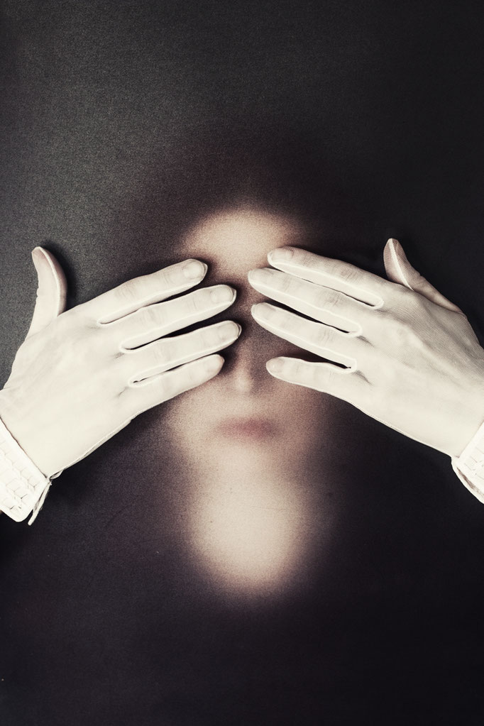 Manuela Deigert Bildsprache Selbstportrait mit weiss behandschuhten Händen hinter einer matten Scheibe