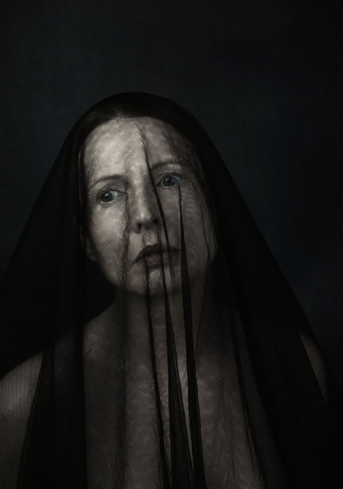 Manuela Deigert Projekte Dunkles Selbstportrait mit schwarzem Schleier