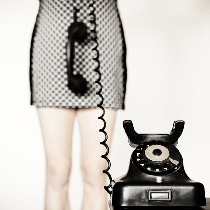 Manuela Deigert Bildsprache, Selbstportrait mit altem Telefon, der Hörer baumelt vom Körper herab