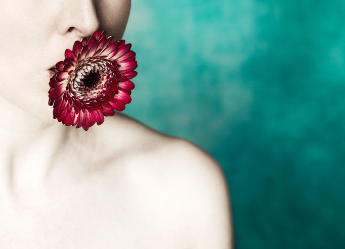 Manuela Deigert Projekte Portrait einer Frau mit Blume im Mund