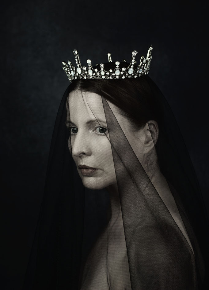 Manuela Deigert Bildsprache Selbstportrait mit schwarzem Schleier und Krone