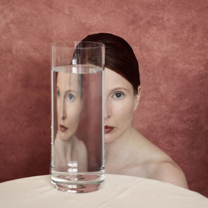 Manuela Deigert Bildsprache, Selbstportrait mit einer Reflexion meiner Selbst in einer Glasvase