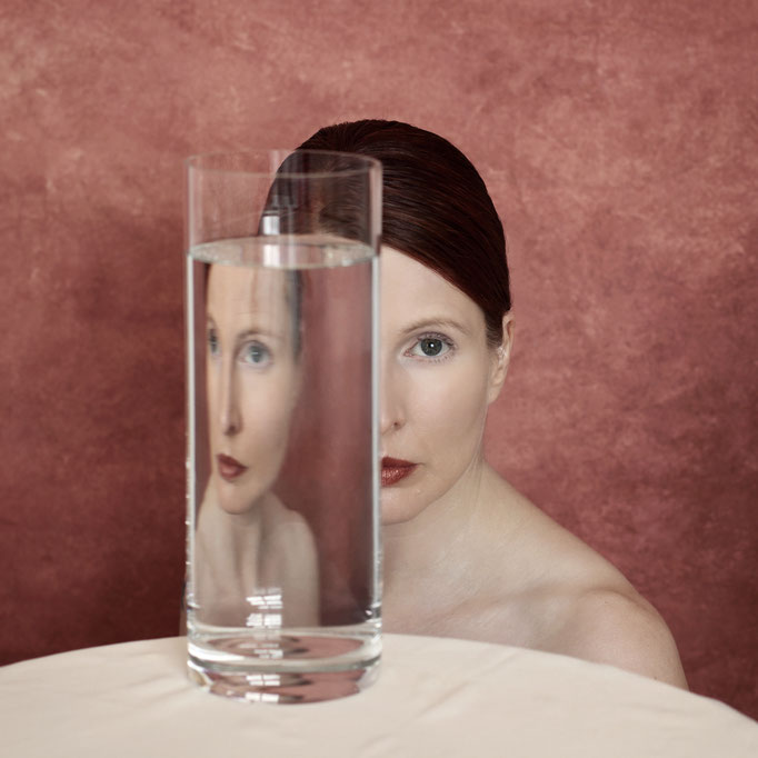 Manuela Deigert Bildsprache Portrait mit Vase und Reflexion des Gesichtes