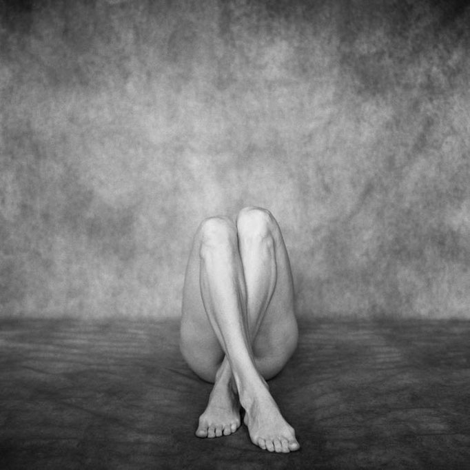 Manuela Deigert Mittelformat Nude schwarzweißes Selbstportrait Frauenbeine über Kreuz geschlagen