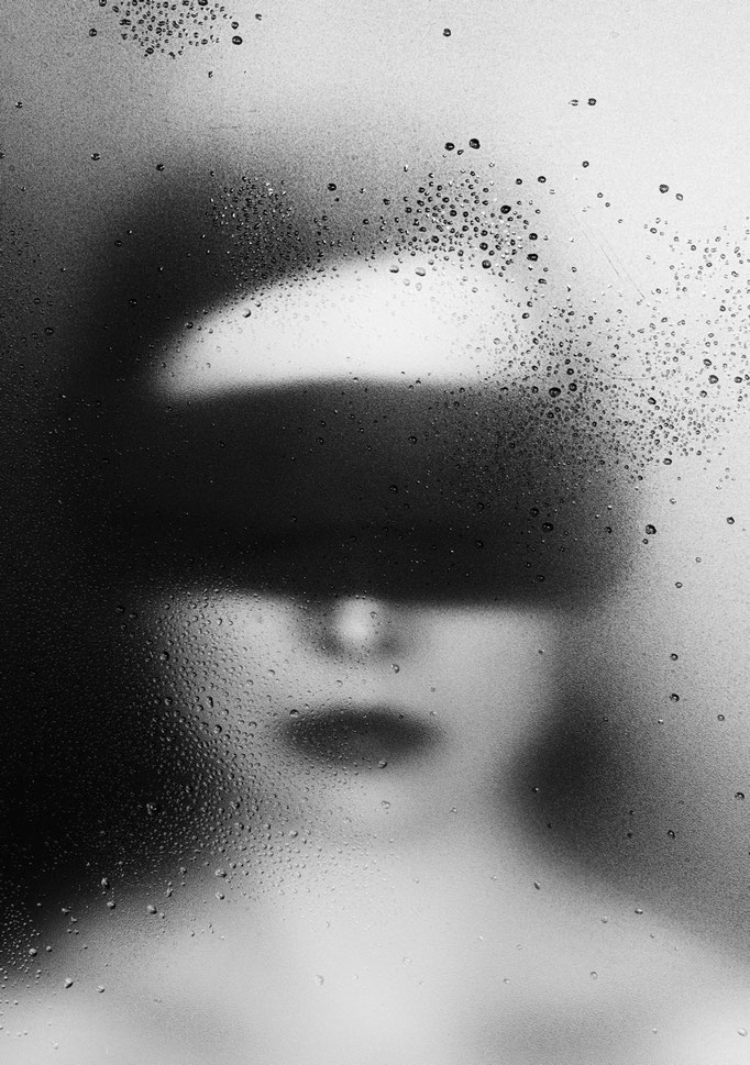 Manuela Deigert Bildsprache Selbstportrait in schwarzweiss mit verbundenen Augen