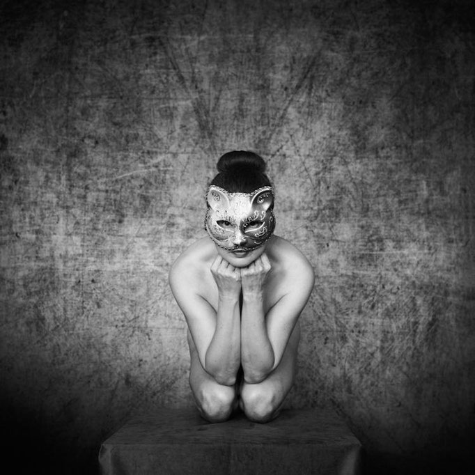 Manuela Deigert Mittelformat Nude schwarzweißes Selbstportrait Mit Katzenmaske in Pose