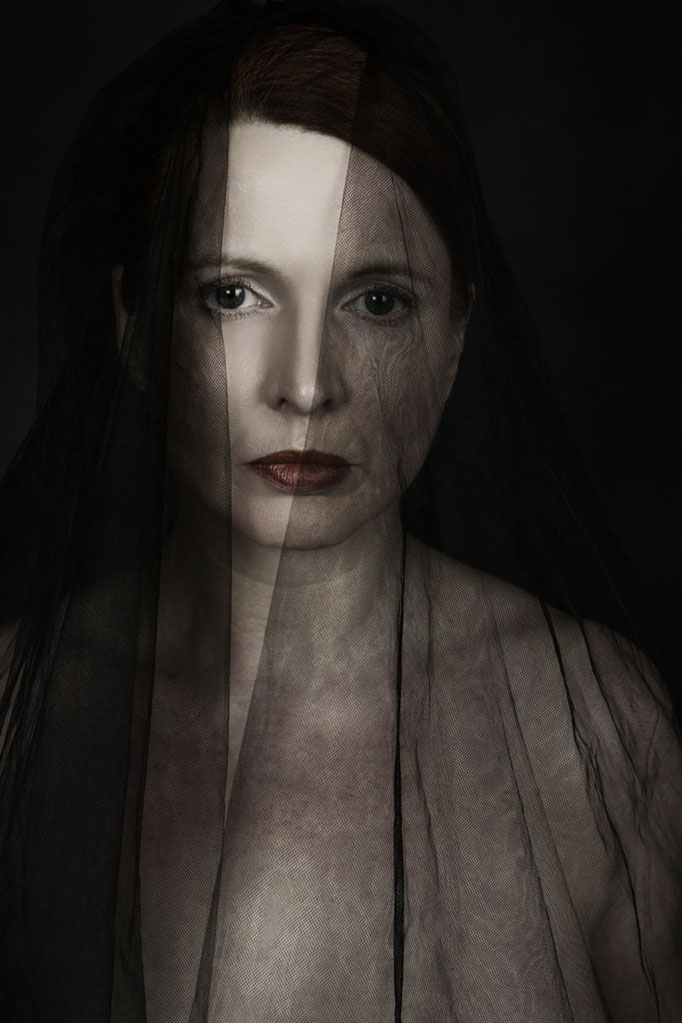 Manuela Deigert Bildsprache Selbstportrait hinter einem schwarzen Schleier