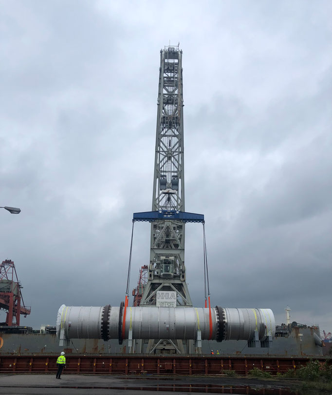 heavy lift operation by floating crane in the port of Hamburg coordinated by LRA