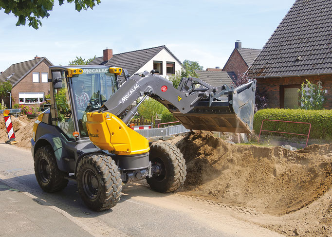 Bild: Mecalac  Schwenklader AS 900 im Einsatz