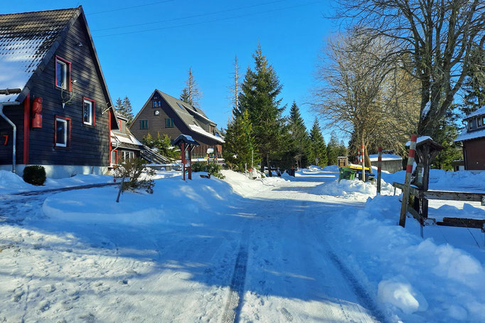 Das Hüttendorf Oderbrück Süd im Harz bekommt bei frischem Schneeefall einen Hauch von Skandinavien. Foto: Kai-Uwe Ruf