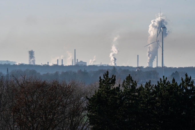 Von den Kühltürmen der Stahlwerke in Salzgitter steigt Dampf in die Winterluft. Foto: Kai-Uwe Ruf