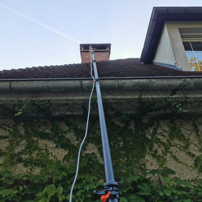 Utilisation de la perche carbonne BuzzBuster pour un nid dans le conduit de cheminée Travail en hauteur