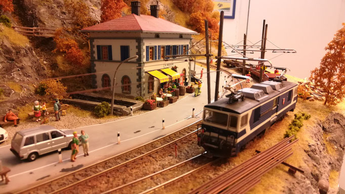 Auf dem selten genutzten Abstellgleis steht die BDe 4/4 6002 mit Wagen für den bahnunterhalt. 