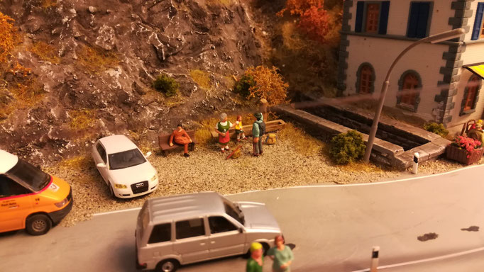 Den wandernden Großeltern sind die hohen Schweizer Preise zu hoch. Sie besuchen nicht das Grotto, sondern versorgen sich selbst mit frischem Quellwasser. 