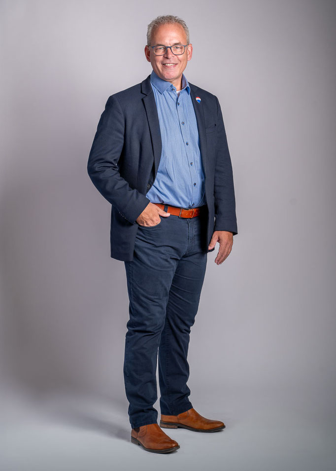 Businessportrait eines Herren im Anzug in einem Fotostudio.