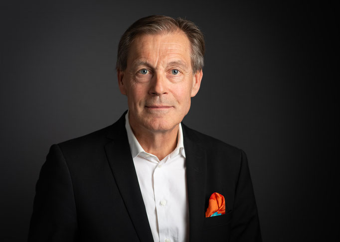 Businessportrait eines Herren im Anzug in einem Fotostudio.