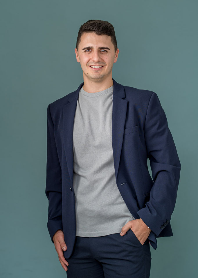 Businessportrait eines Herren im Anzug in einem Fotostudio.