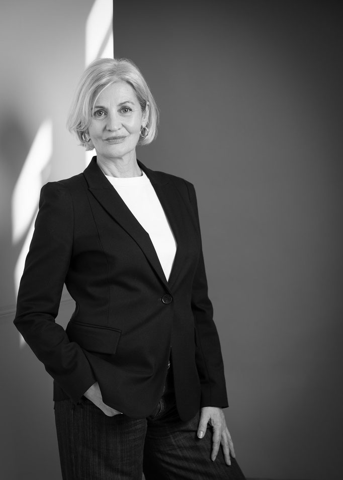 Businessportrait einer Dame fotografiert in einem Studio.