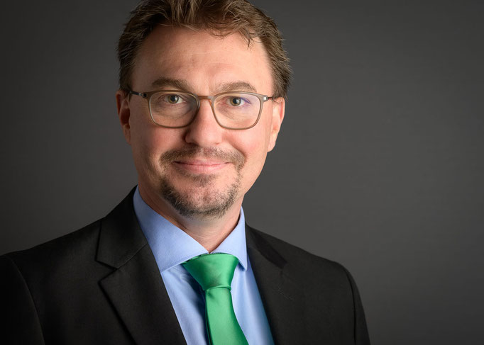 Businessportrait eines Herren im Anzug in einem Fotostudio.
