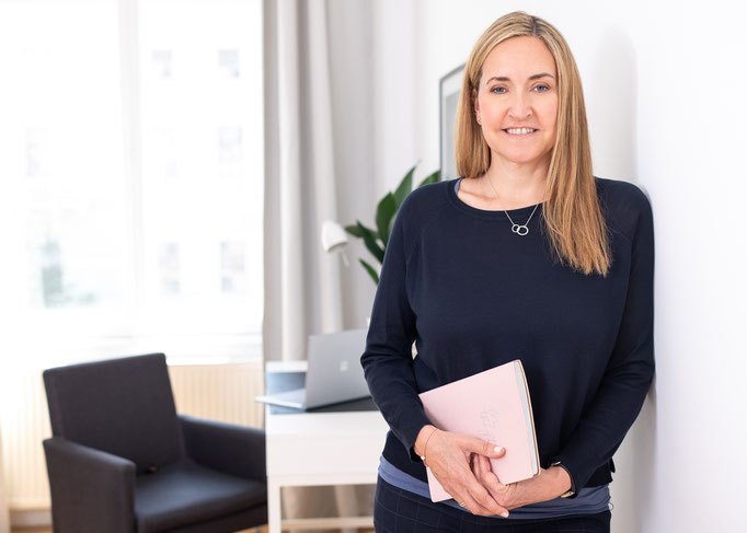 Businessportrait einer Coachin in ihrem Büro.