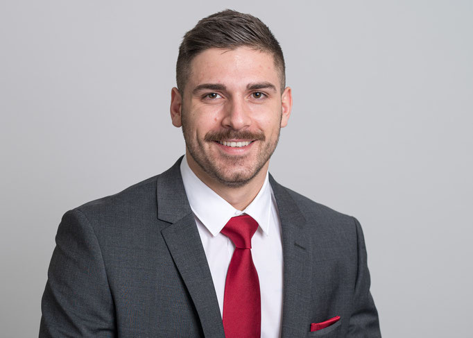 Businessportrait eines Herren im Anzug in einem Fotostudio.