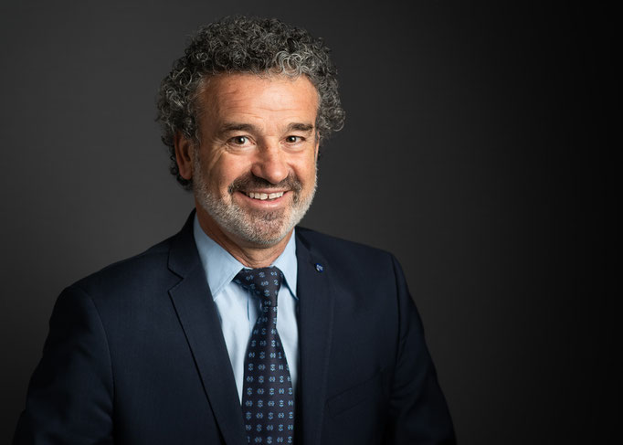 Businessportrait eines Herren im Anzug in einem Fotostudio.