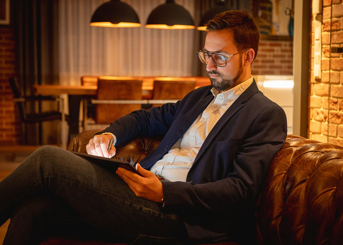 Businessfotografie eines Immobilienmaklers bei der Arbeit, available light.